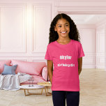 ピンクの名前の誕生日ガール Tシャツ<br><div class="desc">誕生日の女の子のTシャツ。名前をカスタマイズして追加する。文字:誕生日の女の子。白文字。</div>