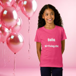 ピンクの名前の誕生日ガール Tシャツ<br><div class="desc">誕生日の女の子のTシャツ。名前をカスタマイズして追加する。文字:誕生日の女の子。白文字。</div>