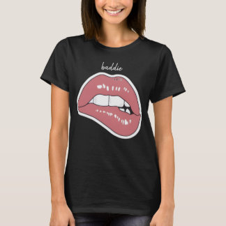 ピンクの唇をかむオシャレTシャツ Tシャツ