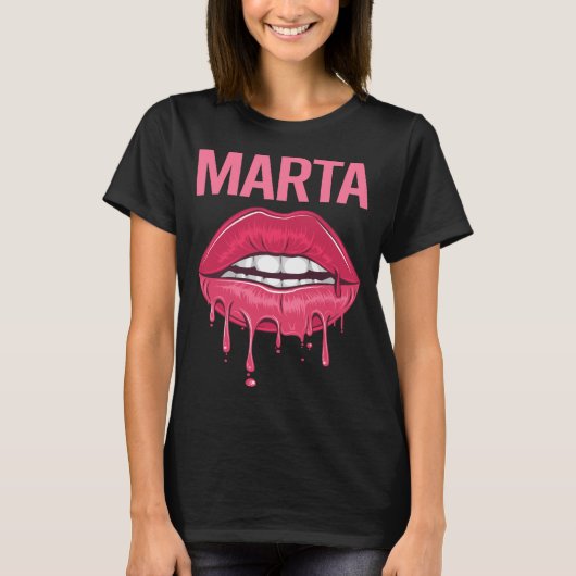 ピンクの唇 – マルタ名 Tシャツ (正面)