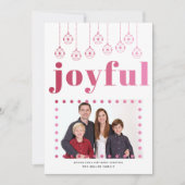 ピンクの喜びタイポグラフィ、クリスマスボール写真 シーズンカード (正面)