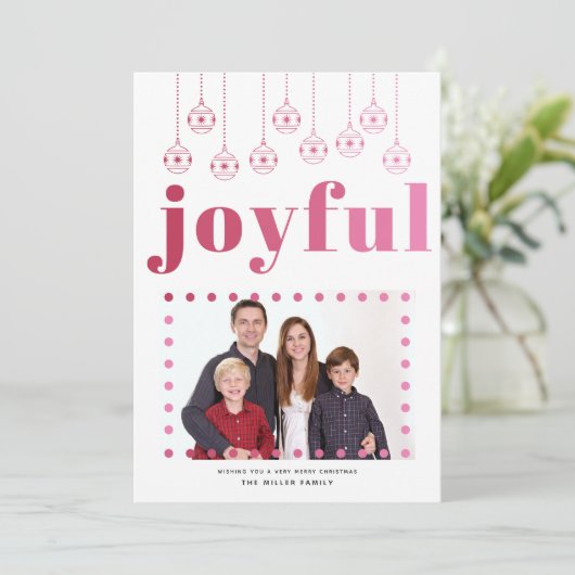 ピンクの喜びタイポグラフィ、クリスマスボール写真 シーズンカード (スタンド正面)