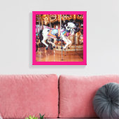 ピンクの回転木馬メリーウマがゴーラウンド キャンバスプリント (インサイチュ (リビング))