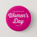 ピンクの国際的な女性の日のタイポグラフィI 缶バッジ<br><div class="desc">このカスタマイズ可能なピンボタンとの3月8日に国際的な女性の日を祝って下さい。 このトートバックは明るいピンクの背景との白いレトロのタイポグラフィを特色にします。</div>
