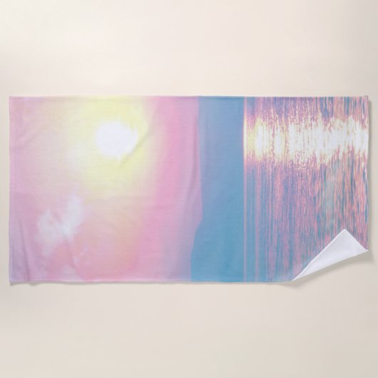ピンクの夕日の幻想的な風景 ビーチタオル (正面)
