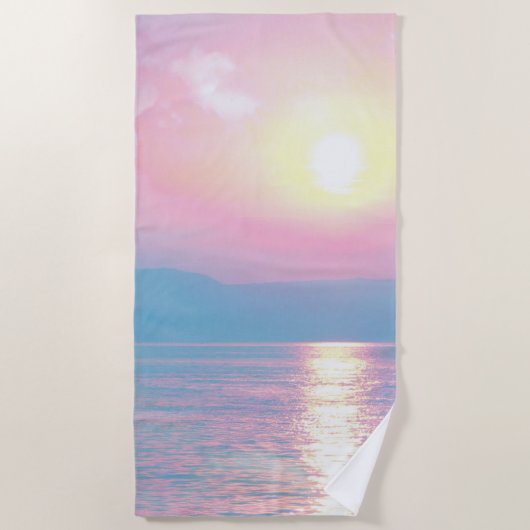 ピンクの夕日の幻想的な風景 ビーチタオル (正面)