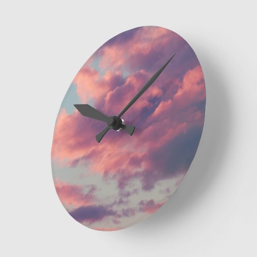 ピンクの夢のような美しい夕日の雲 ラウンド壁時計 (傾斜)