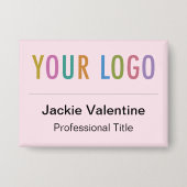 ピンクの大きなボタンバッジ名タグピンとロゴ 缶バッジ (正面)
