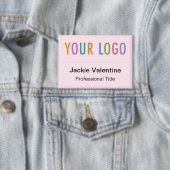 ピンクの大きなボタンバッジ名タグピンとロゴ 缶バッジ (インサイチュ)