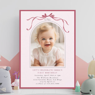 ピンクの大きなリボンの女の子の1歳の誕生日アーチフォト 招待状