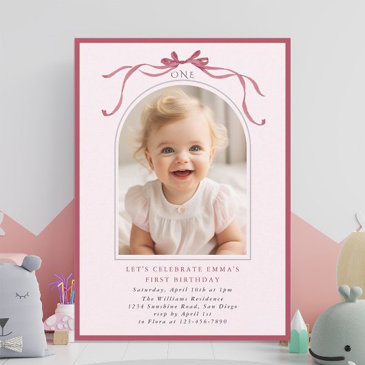 ピンクの大きなリボンの女の子の1歳の誕生日アーチフォト 招待状