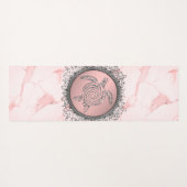 ピンクの大理石にキラキラ輝くウミガメ ヨガマット (裏面(横))