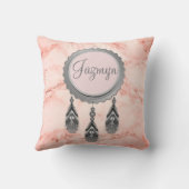 ピンクの大理石にグレーのドリームキャッチャーパーソナライズされた クッション (裏面)