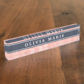 ピンクの大理石のパターン（ネイビーブルー）アクセント デスクネームプレート (側面)