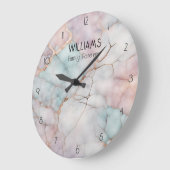 ピンクの大理石の家族の時計パーソナライズされた ラージ壁時計 (傾斜)