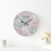 ピンクの大理石の家族の時計パーソナライズされた ラージ壁時計 (ホーム)