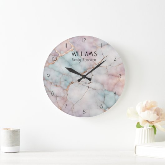 ピンクの大理石の家族の時計パーソナライズされた ラージ壁時計 (ホーム)