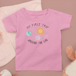 ピンクの太陽の周りの初めての旅 女の子の1歳の誕生日 ベビーTシャツ