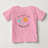 ピンクの太陽の周りの初めての旅 女の子の1歳の誕生日 ベビーTシャツ (正面)