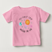 ピンクの太陽を一周する初めての女の子の1歳の誕生日 ベビーTシャツ (正面)
