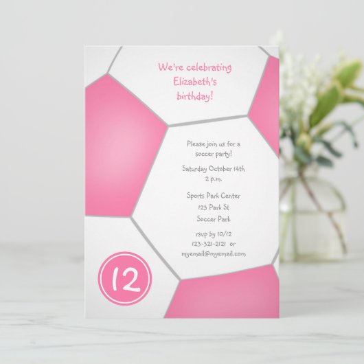 ピンクの女の子のサッカーバースデーパーティー 招待状 (スタンド正面)