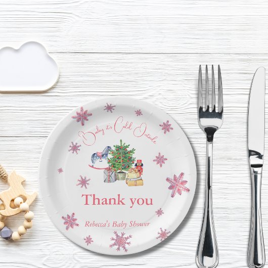 ピンクの女の子の冬の赤ちゃんシャワー外は寒い ペーパープレート