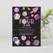 ピンクの女の子の宇宙飛行士が宇宙で4歳の誕生日 招待状 (スタンド正面)