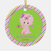 ピンクの女の子の恐竜パーソナライズされたのストライプクリスマス セラミックオーナメント (正面)