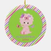ピンクの女の子の恐竜パーソナライズされたのストライプクリスマス セラミックオーナメント (裏面)