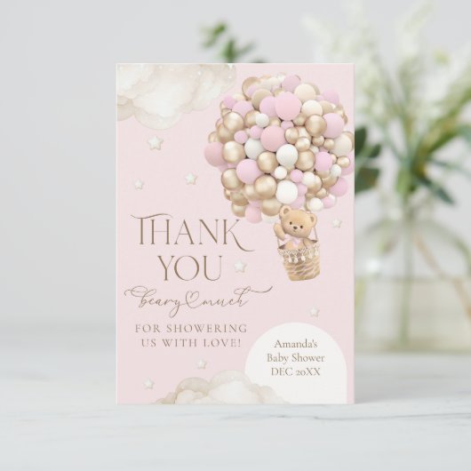 ピンクの女の子の赤ちゃんシャワーを待つことができる サンキューカード (スタンド正面)