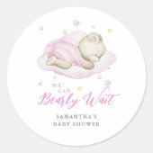ピンクの女の子の赤ちゃんシャワーを待つことができる ラウンドシール (正面)