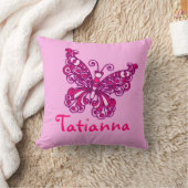 ピンクの女の子は8つの手紙の蝶クッションの枕を示しました クッション (ブランケット)