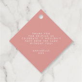 ピンクの女の子らしいモダンなコックテイルスクリプトのブライズシャワー フェイバータグ (裏面)