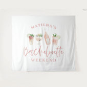 ピンクの女の子らしいモダンな飲み物 バチェロレッテウィークエンド タペストリー (正面(横))