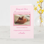 ピンクの女の子カスタムのパーソナライズおめでとうベビー カード (黄色い花)