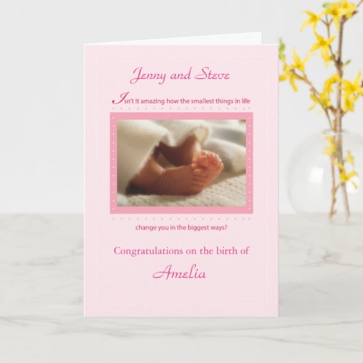 ピンクの女の子カスタムのパーソナライズおめでとうベビー カード (黄色い花)