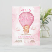ピンクの女の子ライオンWild Oneホットエアバルーン誕生日 招待状 (スタンド正面)