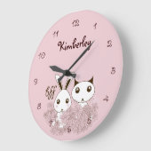 ピンクの女の子、BFFかわいい漫画の子猫とバニーキッズ ラージ壁時計 (傾斜)