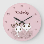 ピンクの女の子、BFFかわいい漫画の子猫とバニーキッズ ラージ壁時計 (正面)