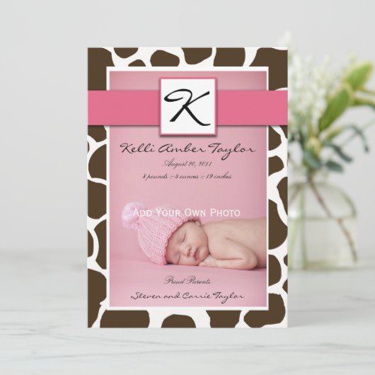 ピンクの女の赤ちゃんの誕生の発表のキリンパターン 案内状 (スタンド正面)