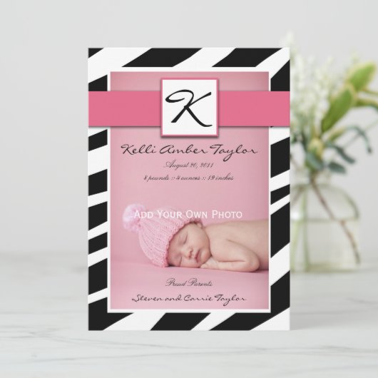 ピンクの女の赤ちゃんの誕生の発表のシマウマパターン 案内状 (スタンド正面)