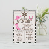 ピンクの女性のカーボーイは野生の西の誕生日の招待状を追い出します 招待状 (スタンド正面)