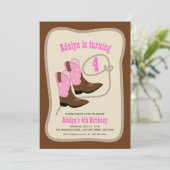 ピンクの女性のカーボーイブーツ |ガールズウェスタン誕生日パーティー 招待状 (スタンド正面)