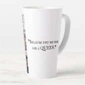 ピンクの女性のマグカップは女王にぴったりだ カフェラテマグ (右アングル)