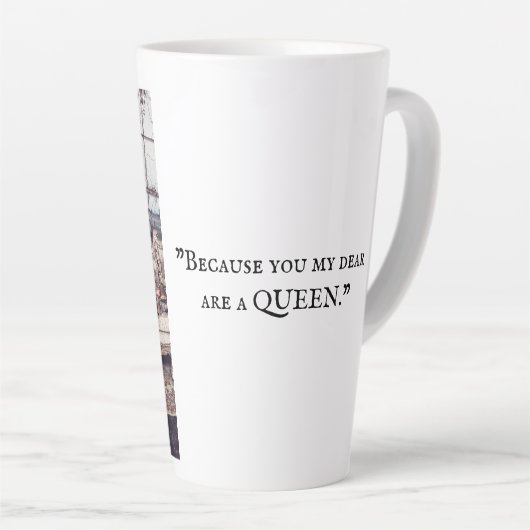 ピンクの女性のマグカップは女王にぴったりだ カフェラテマグ (右アングル)