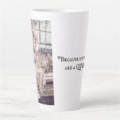 ピンクの女性のマグカップは女王にぴったりだ カフェラテマグ (正面)