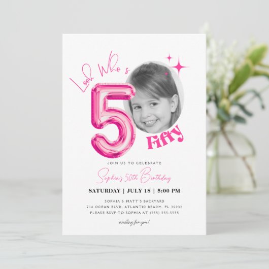 ピンクの女性の写真を見るWhos 50誕生日 招待状 (スタンド正面)