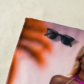 ピンクの女性タオルに熱い若いビーチモデル ビーチタオル (インサイチュ)