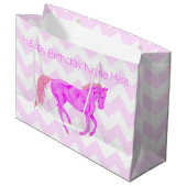 ピンクの子馬のかわいいシェブロンパターンハッピーバースデー ラージペーパーバッグ (正面アングル)