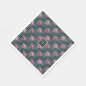 ピンクの孔雀の羽とモノグラムの深いグリーン スタンダードランチョンナプキン (角)